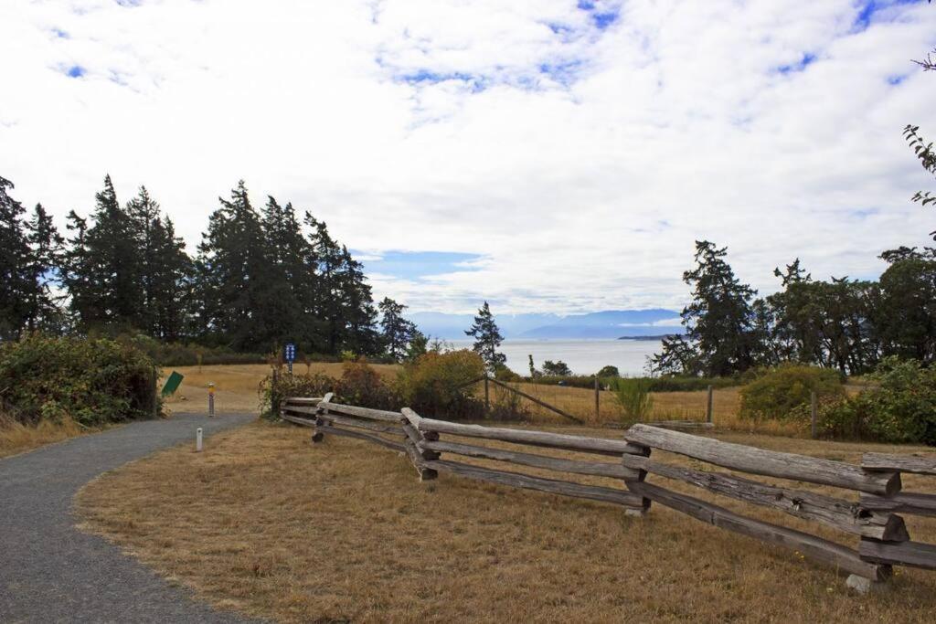 Next To Olympic View Golf Course 2 Bedroom Private Suite Victoria Exterior photo