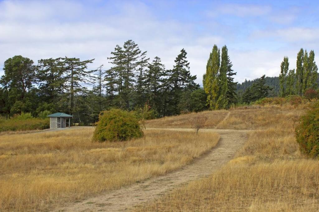 Next To Olympic View Golf Course 2 Bedroom Private Suite Victoria Exterior photo