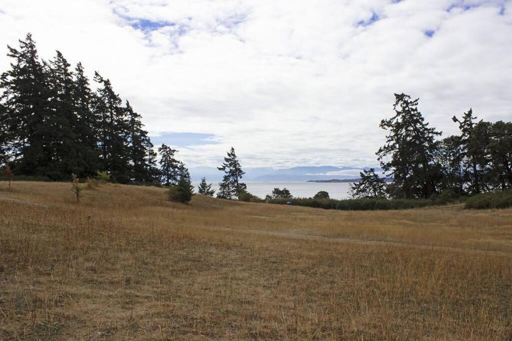 Next To Olympic View Golf Course 2 Bedroom Private Suite Victoria Exterior photo